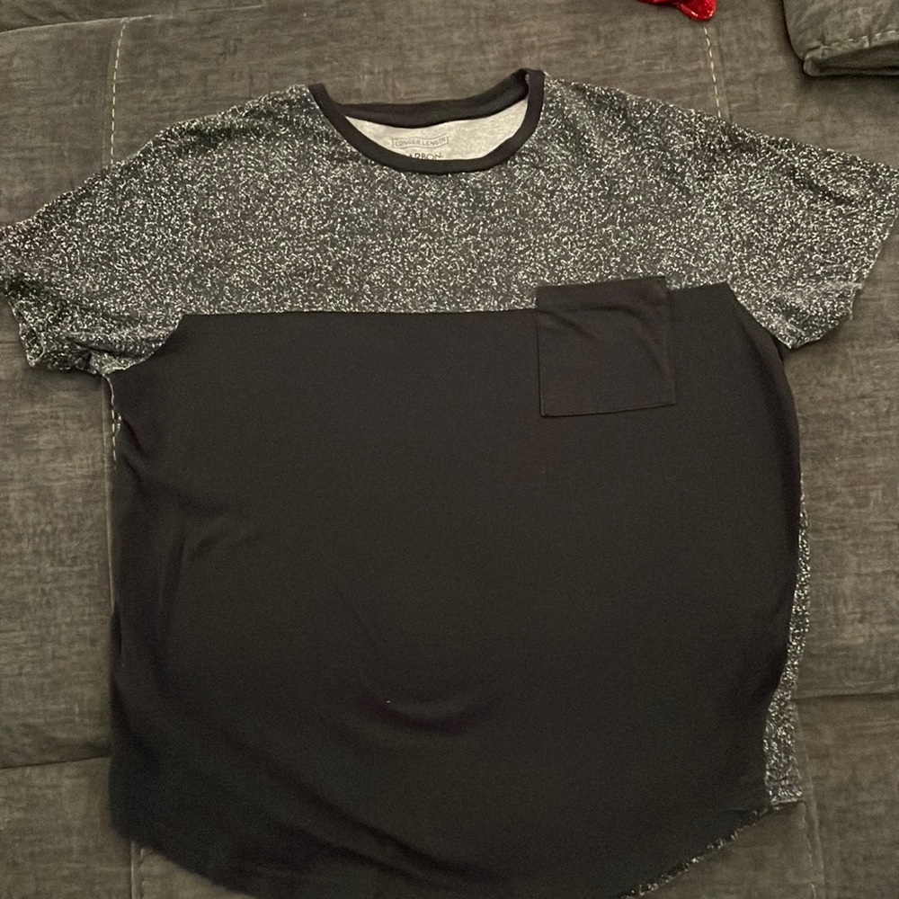 Black and gray men’s tee